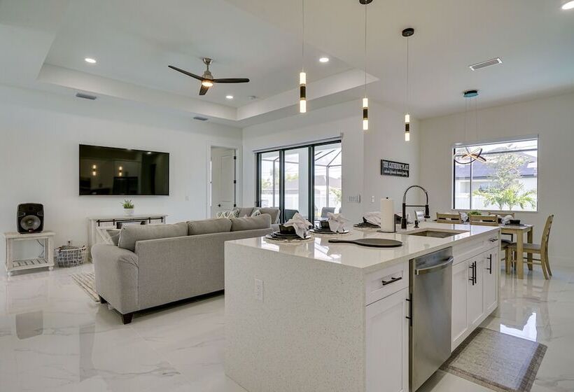 Furnished Lanai & Private Pool: Cape Coral Home