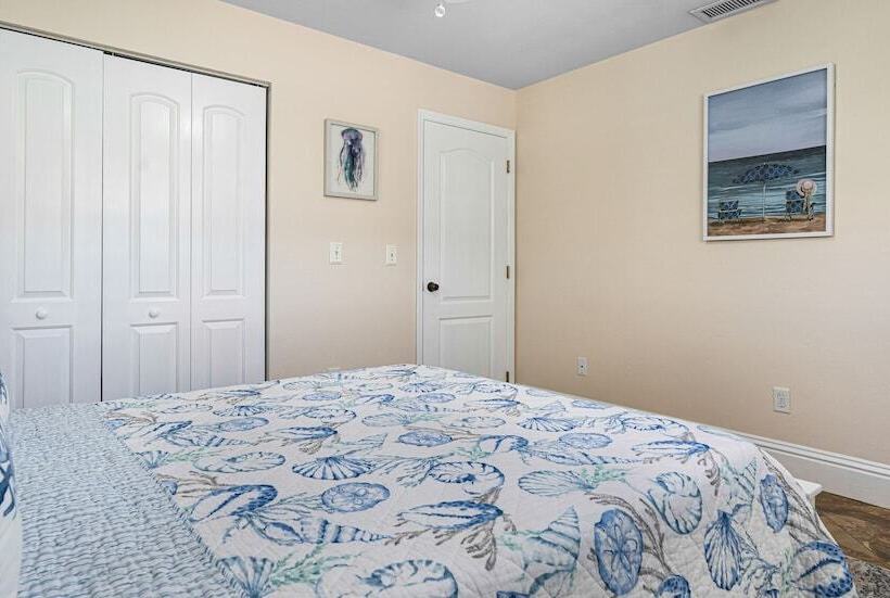 Cape Coral Vacation Rental: Heated Pool & Lanai!