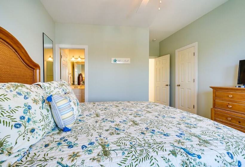 Carolina Beach Lakefront House: Walk To Beach!