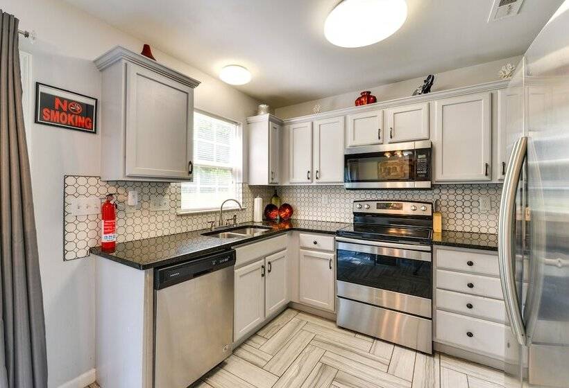 Charlotte Home ~ 9 Mi To Bank Of America Stadium!