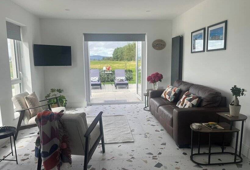 Magilligan   Cottage   Sleeps 6   Parking   Garden