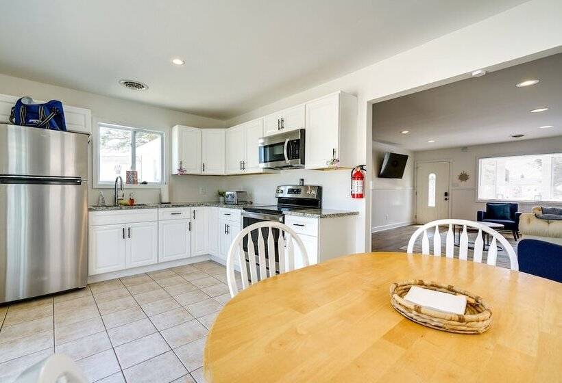 Charming Beach Haven West Home: 1 Mi To Beach!