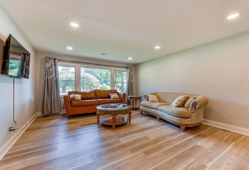 Charming Charlotte Home: 2 Mi To Downtown!