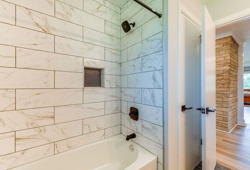 Charming Charlotte Home: 2 Mi To Downtown!