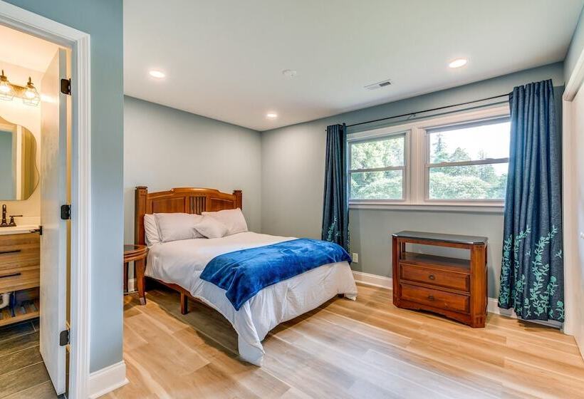 Charming Charlotte Home: 2 Mi To Downtown!