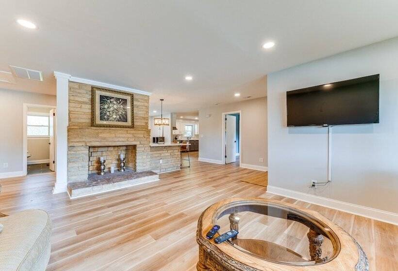 Charming Charlotte Home: 2 Mi To Downtown!