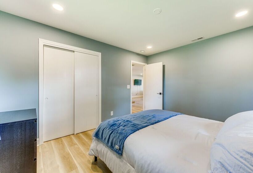 Charming Charlotte Home: 2 Mi To Downtown!