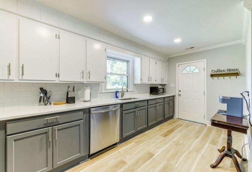 Charming Charlotte Home: 2 Mi To Downtown!