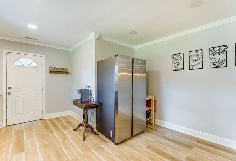 Charming Charlotte Home: 2 Mi To Downtown!