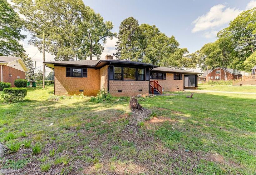 Charming Charlotte Home: 2 Mi To Downtown!