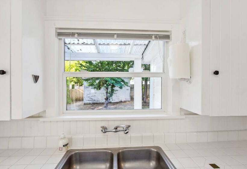 Charming Eugene Retreat: Private Hot Tub & Yard!