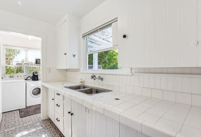 Charming Eugene Retreat: Private Hot Tub & Yard!