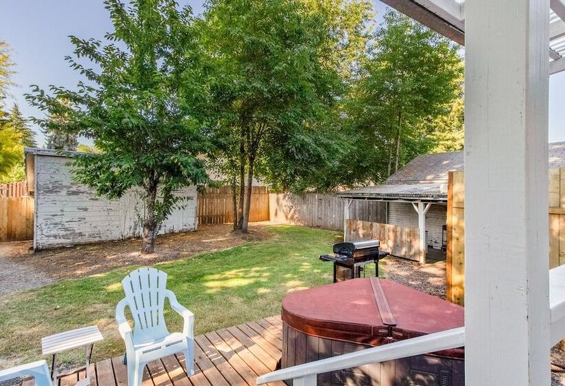 Charming Eugene Retreat: Private Hot Tub & Yard!