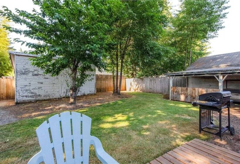 Charming Eugene Retreat: Private Hot Tub & Yard!