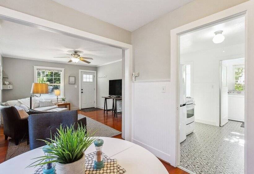 Charming Eugene Retreat: Private Hot Tub & Yard!