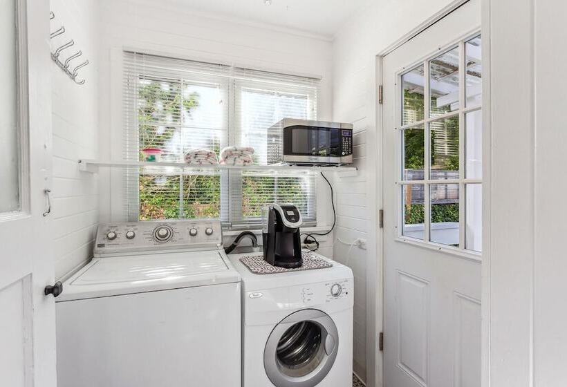 Charming Eugene Retreat: Private Hot Tub & Yard!