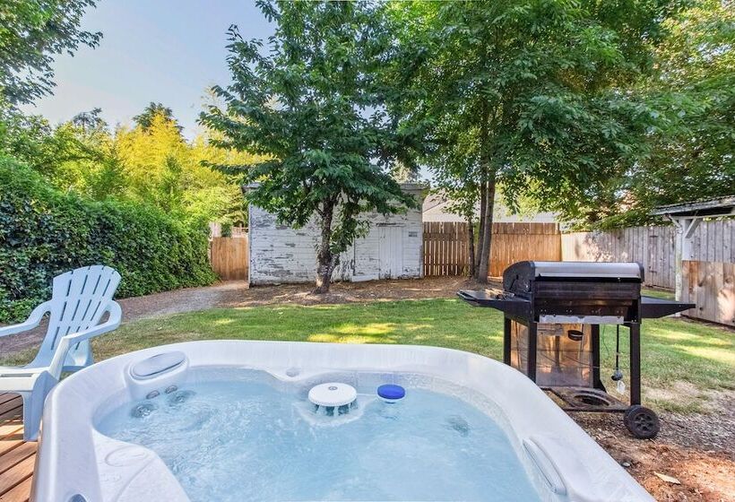 Charming Eugene Retreat: Private Hot Tub & Yard!