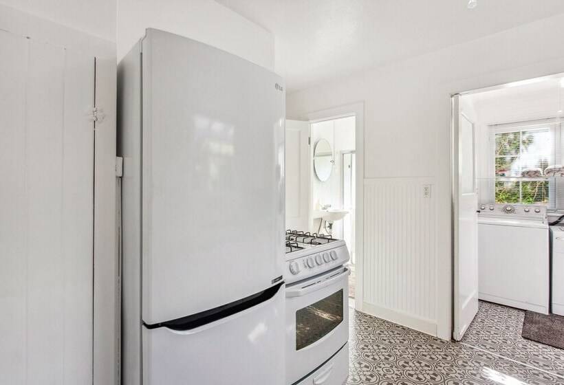 Charming Eugene Retreat: Private Hot Tub & Yard!