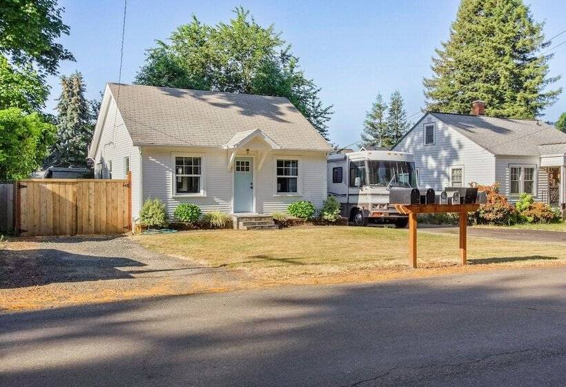 Charming Eugene Retreat: Private Hot Tub & Yard!