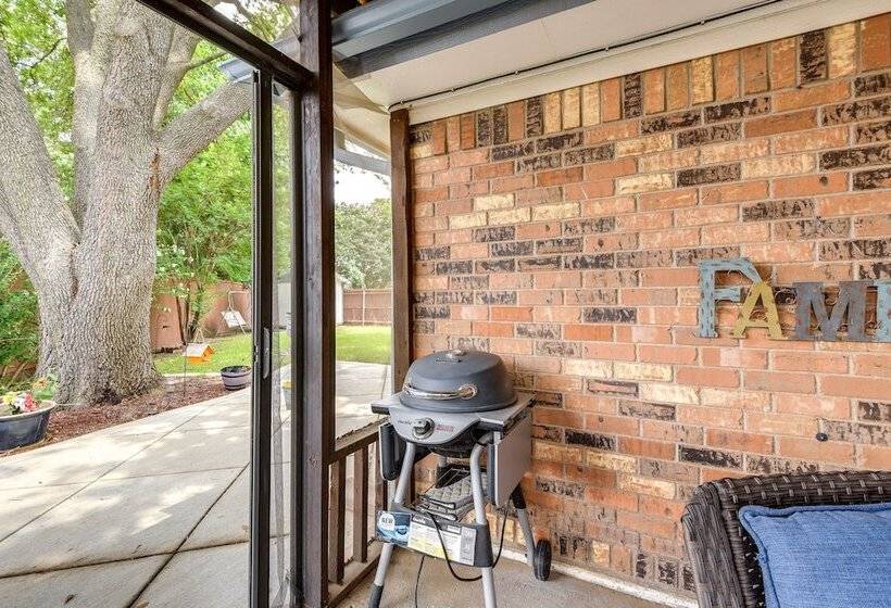 Charming Fort Worth Home   12 Mi To Downtown!