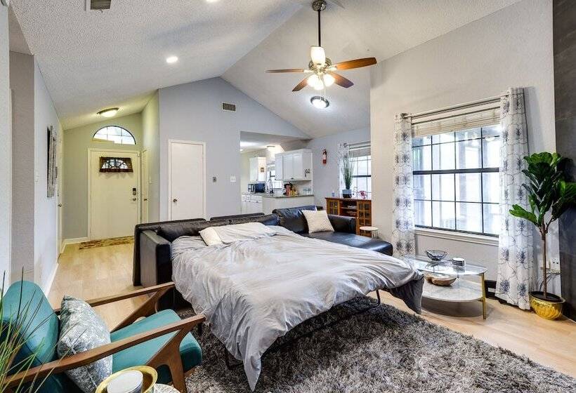 Charming Fort Worth Home   12 Mi To Downtown!