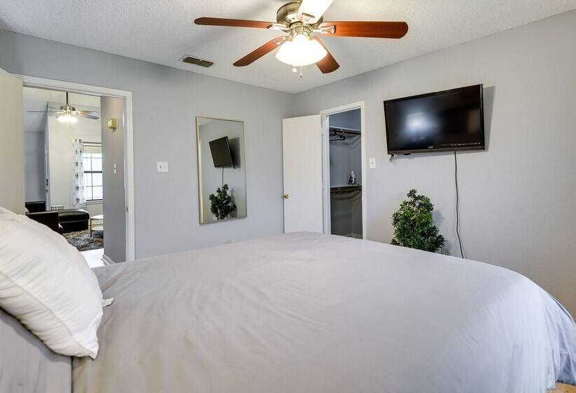 Charming Fort Worth Home   12 Mi To Downtown!