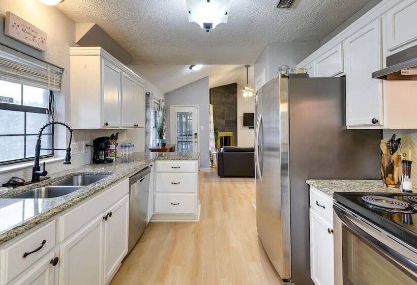 Charming Fort Worth Home   12 Mi To Downtown!