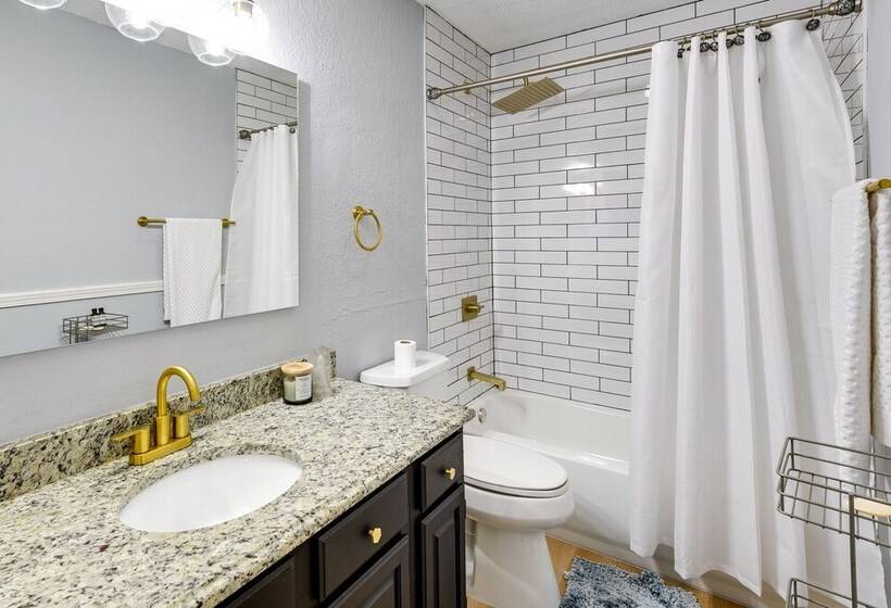 Charming Fort Worth Home   12 Mi To Downtown!