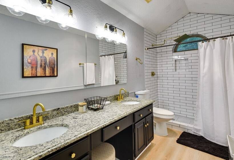 Charming Fort Worth Home   12 Mi To Downtown!