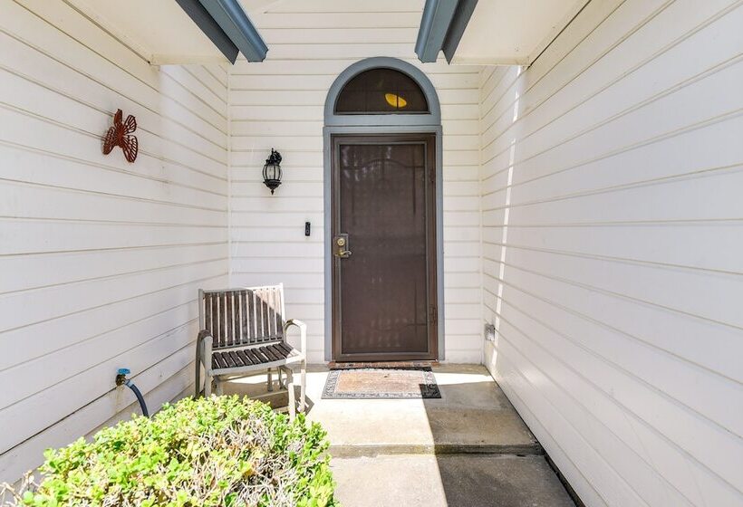 Charming Fort Worth Home   12 Mi To Downtown!