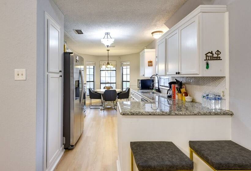 Charming Fort Worth Home   12 Mi To Downtown!