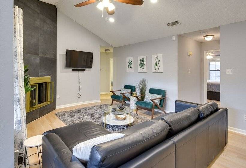 Charming Fort Worth Home   12 Mi To Downtown!