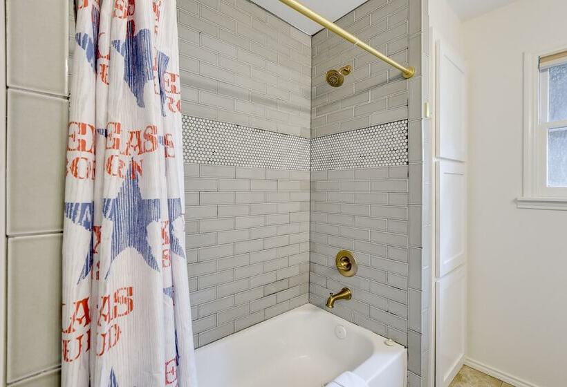 ~ 4 Mi To Fort Worth Stockyards: River Oaks Home!