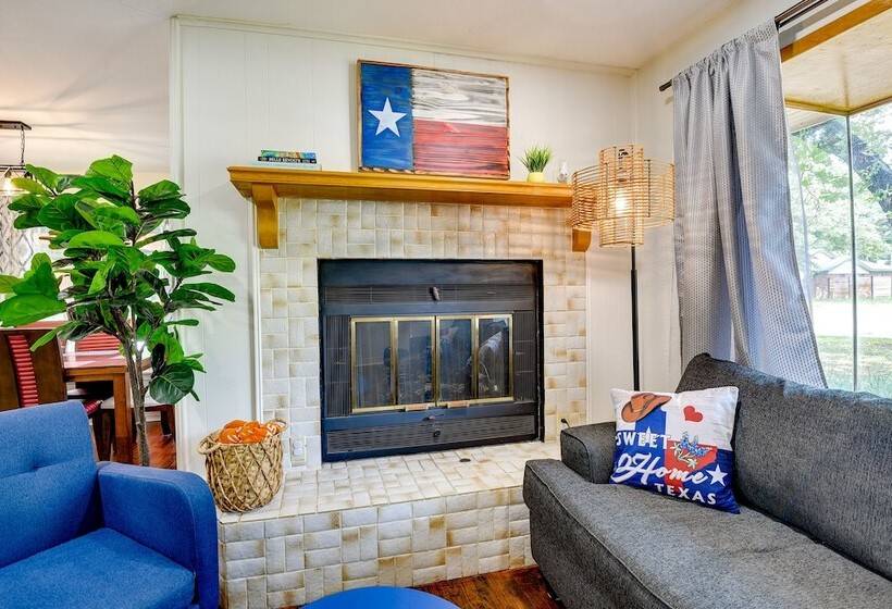 ~ 4 Mi To Fort Worth Stockyards: River Oaks Home!