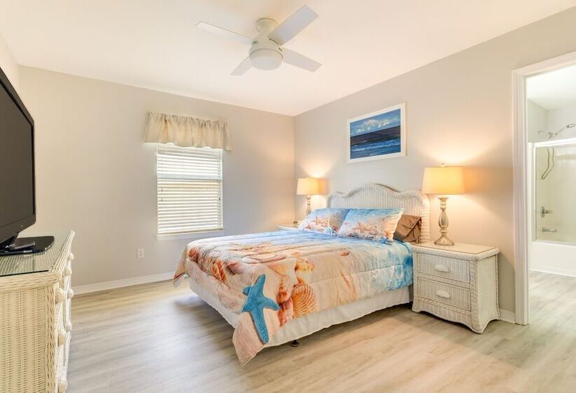 Fenced & Private Backyard: Navarre Retreat