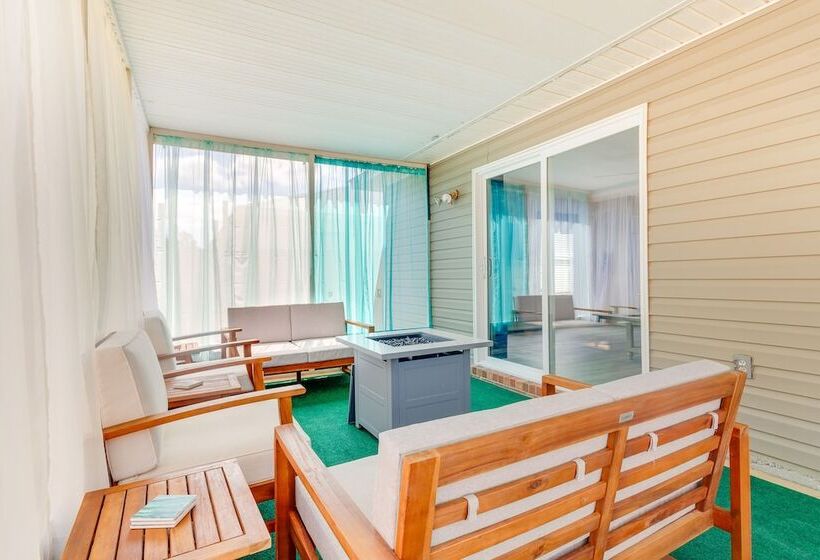Fenced & Private Backyard: Navarre Retreat