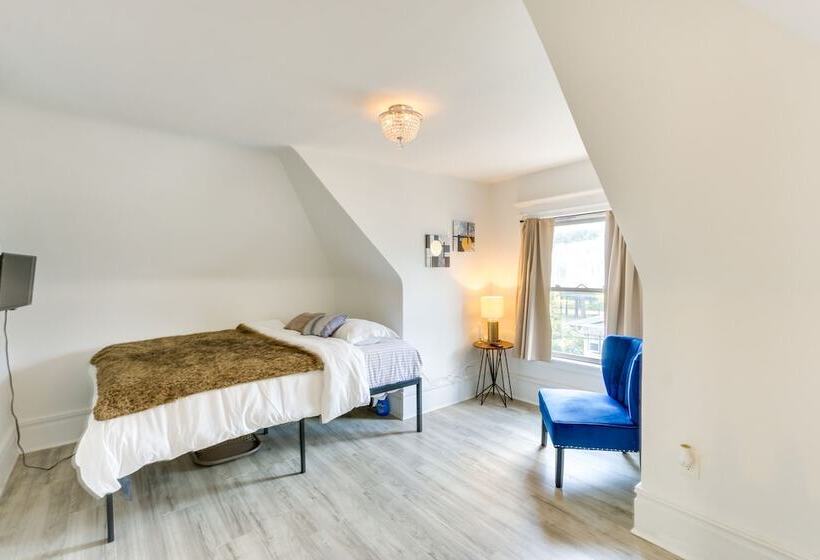 Charming Newark Home In Historic District!