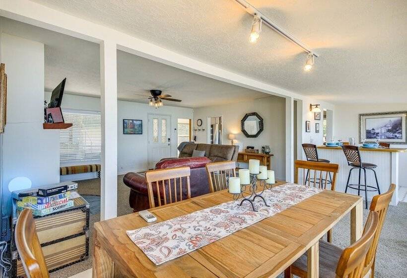 Waterfront Sagle Retreat W/ Hot Tub & Fireplace