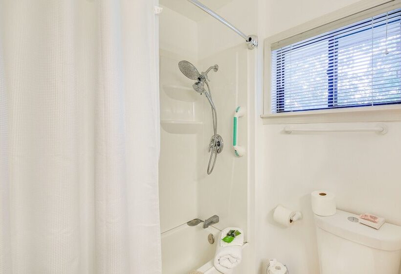 Waterfront Sagle Retreat W/ Hot Tub & Fireplace