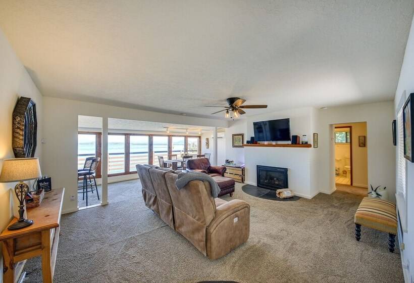 Waterfront Sagle Retreat W/ Hot Tub & Fireplace