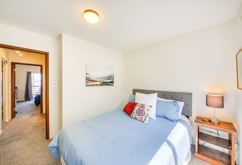 Waterfront Sagle Retreat W/ Hot Tub & Fireplace