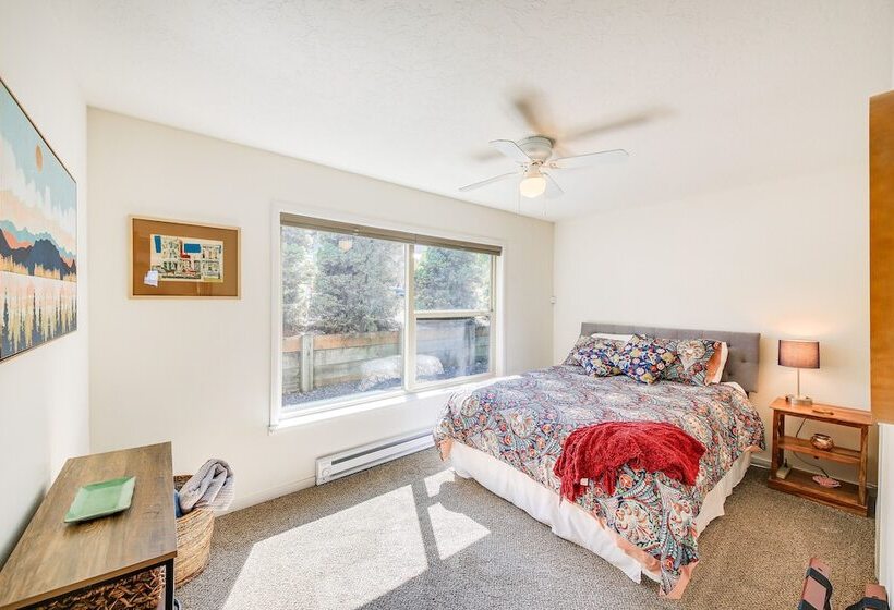 Waterfront Sagle Retreat W/ Hot Tub & Fireplace