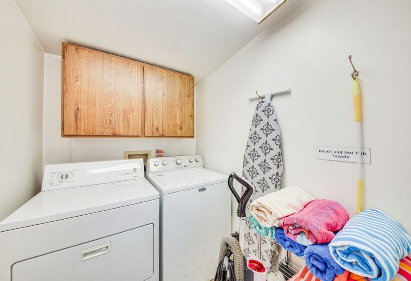 Waterfront Sagle Retreat W/ Hot Tub & Fireplace