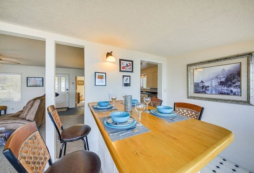 Waterfront Sagle Retreat W/ Hot Tub & Fireplace