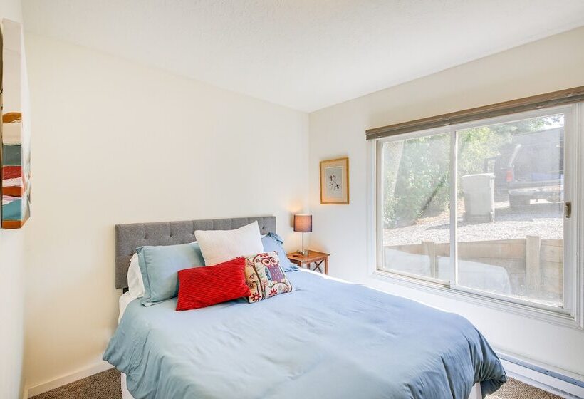 Waterfront Sagle Retreat W/ Hot Tub & Fireplace