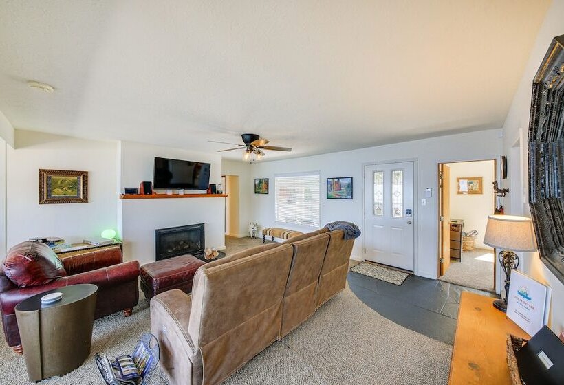 Waterfront Sagle Retreat W/ Hot Tub & Fireplace