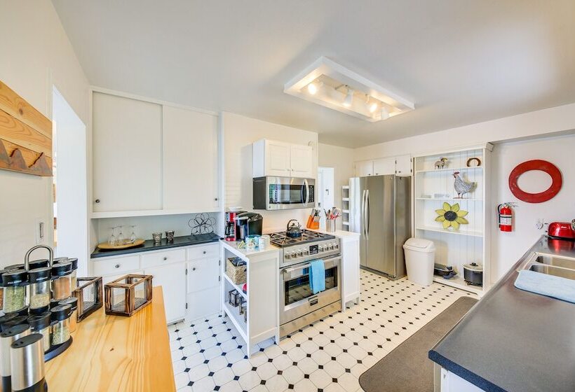 Waterfront Sagle Retreat W/ Hot Tub & Fireplace