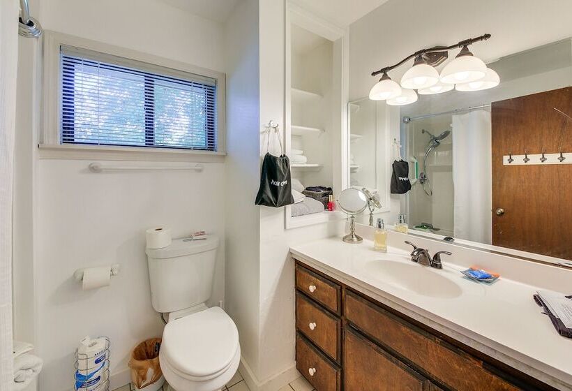 Waterfront Sagle Retreat W/ Hot Tub & Fireplace