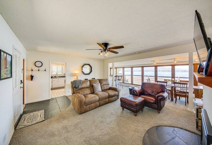 Waterfront Sagle Retreat W/ Hot Tub & Fireplace