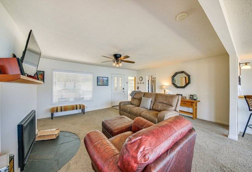 Waterfront Sagle Retreat W/ Hot Tub & Fireplace